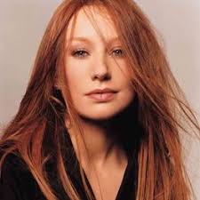 How tall is Tori Amos?